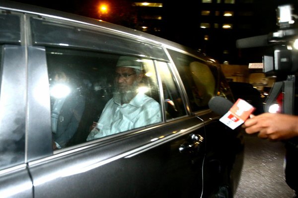 Zakir Naik leaving Bukit Aman after 10 hours of being questioned.