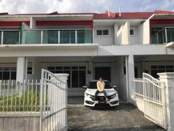 Lelaki ini berjaya memiliki rumah dan kereta idaman dalam usia 24 tahun.