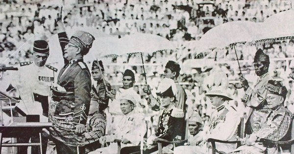 Tunku Abdul Rahman melaungkan 'Merdeka' di Dataran Merdeka.