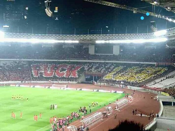 Tifo penyokong Indonesia dengan kata kesat