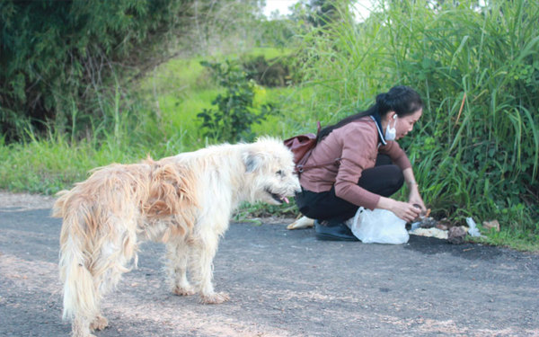 Pinnuchawet feeding Leo.