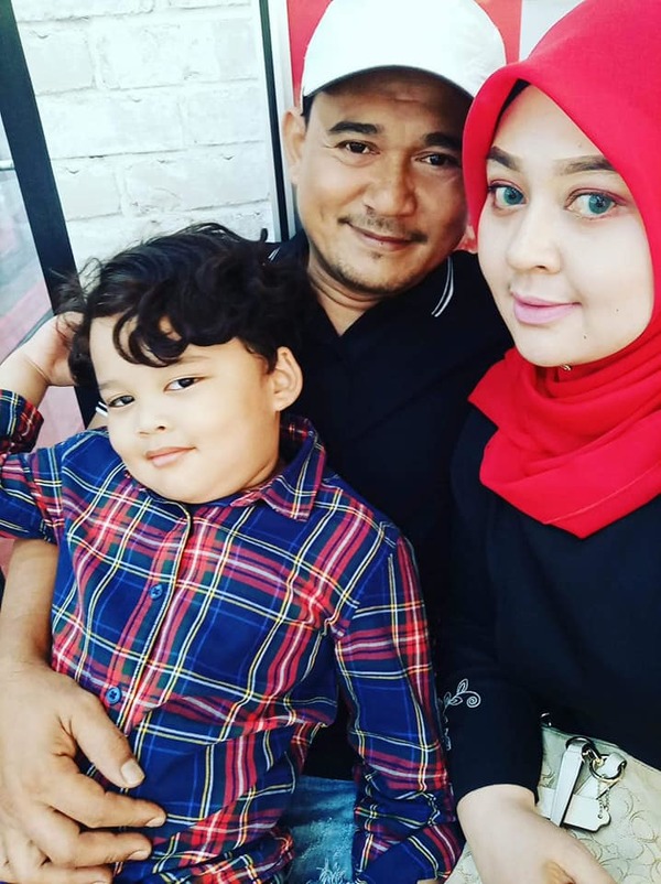 Aqil bersama ibu bapanya, Hamidi dan Juliana.