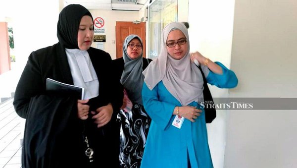 The victim's mother, Rusaila Abdullah (right), talking to their lawyer, Wan Azliana (left).