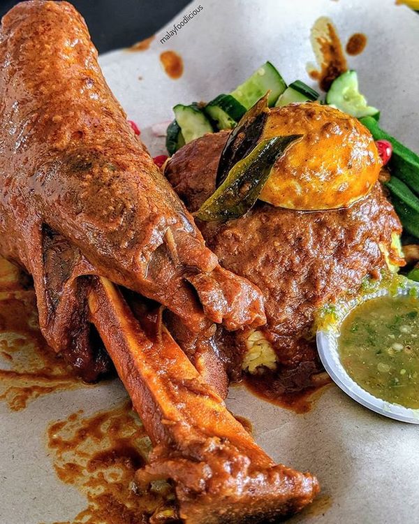 Image via @malayfoodlicious Instagram Nasi Dulang Daun Pisang Bangi