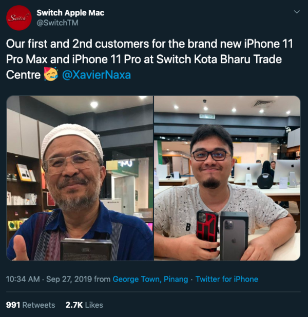 Pakcik dan anaknya masing-masing membeli iPhone 11 Pro dan iPhone 11 Pro Max.