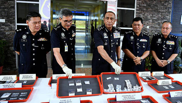 Bukit Aman Narcotics Criminal Investigation Department (JSJN) director Datuk Mohd Khalil Kader Mohd, third person from the right.