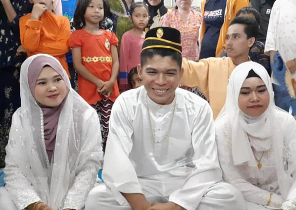 Amin with his wives, Aini Said (left) and Lena Saleh (right).