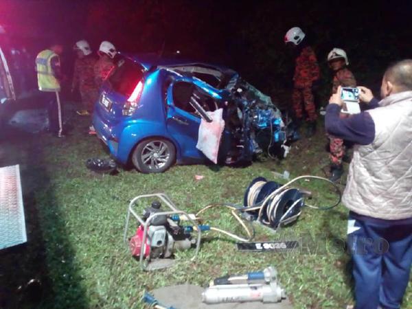 Keadaan kereta selepas bertembung dengan sebuah lori dan mengorbankan suami isteri.