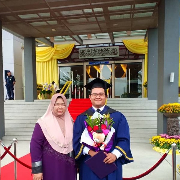 Rafiq bersama ibu tercinta.