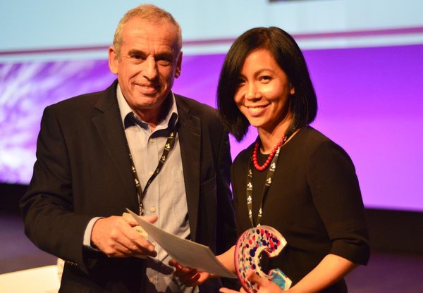 Dr Serena receiving another CRUK award, the Future Leaders Prize, in 2014.