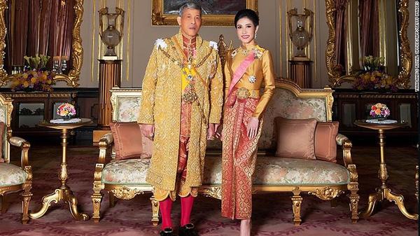 King Vajiralongkorn and Sineenat.