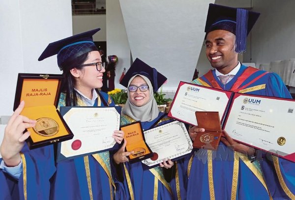 Nur Athirah (centre) with the other two students, Loh Mei Chwin and Muhammad Taqi’uddin Mohd Hamzah Murghayah, who received a Medal of Excellence Award.