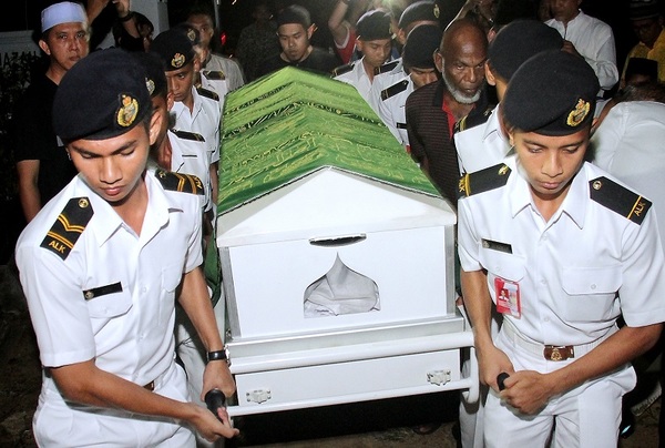 UPNM students carrying the Zulfarhan’s casket on 2 June 2017.