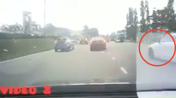 Video showing the white Audi not putting on its left signal at the turn.