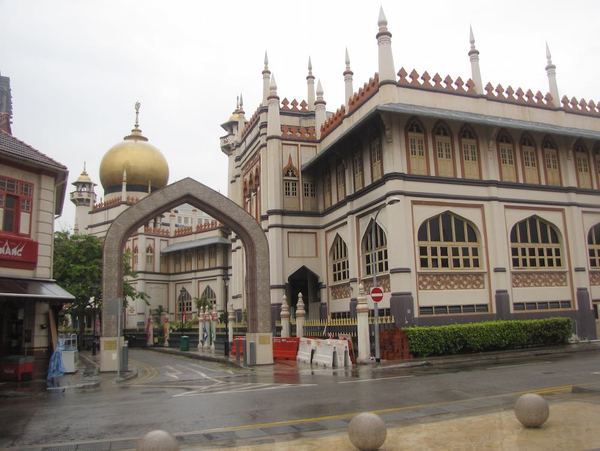 The building on the right, the annexe, was built in 1993 to house various functions.