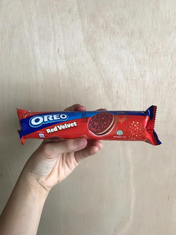 Image via SAYS Arisha Rozaidee Oreo Red Velvet In 7-Eleven Malaysia