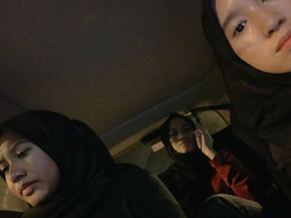 Mangsa bersama adik dan rakan di dalam kereta.