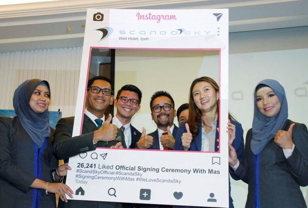 Perak Menteri Besar Datuk Seri Ahmad Faizal Azumu and Scanda Sky Executive Chairman Tengku Faizwa Tengku Razif posing together after the signing ceremony.