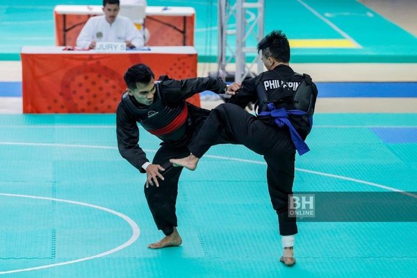 Mohd Faizul Nasir (left) going against Filipino opponent, Dines Dumaan, in the Subic Bay Exhibition and Convention Centre yesterday.