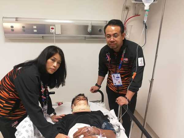 Sim (right) and deputy chef de mission for the Malaysian contingent, Nurul Huda Abdullah, visiting Faizul at the medical centre.