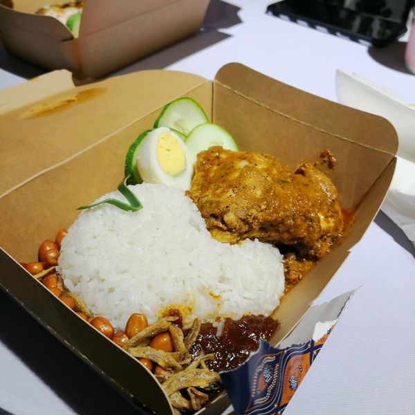 Image via Facebook Savills Malaysia Nasi Lemak Pak Nasser AirAsia Kini Tiba Di Mid Valley