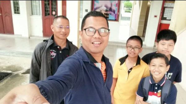 Cikgu Iroet Marteni with his students.