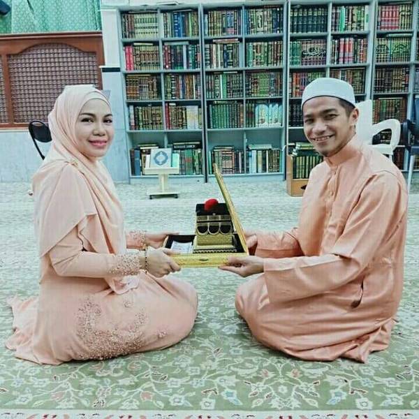 Da'i Farhan bersama isteri keduanya, Noorainul Naqim Mohd Radzi.