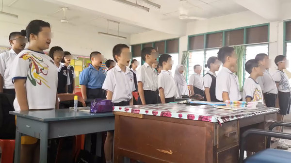 Year Five students singing 'Negaraku' in Chinese.