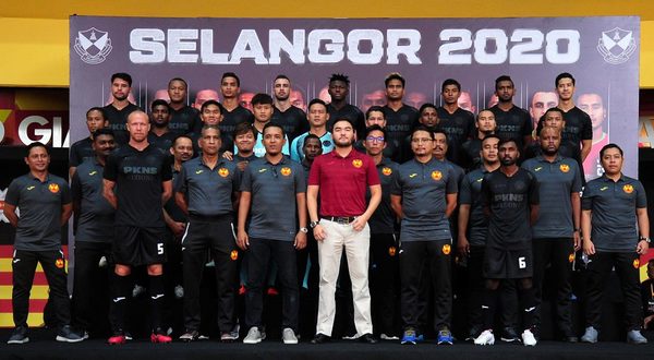 Raja Muda Selangor merangkap Presiden Persatuan Bolasepak Selangor (FAS), Tengku Amir Shah (tengah) berkenan bergambar bersama barisan pemain dan pengawai pasukan pada Majlis Pengenalan Pemain Red Giants 2020 sempena Hari Bolasepak Selangor di Stadium Shah Alam pada 14 Disember 2019.