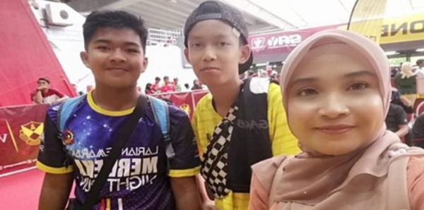 Afaf (kanan) bersama Syed Azmi (tengah) ketika hadir di majlis Hari Bola Sepak Selangor di Stadium Shah Alam.