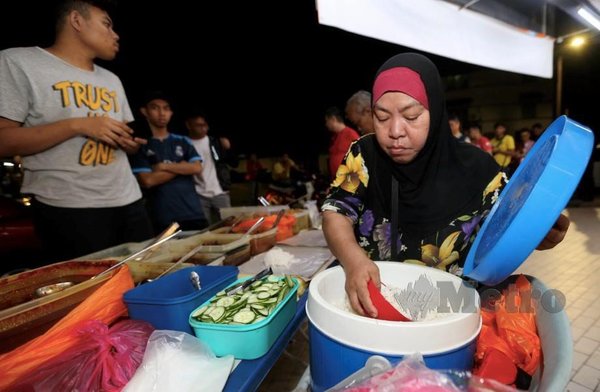 Rahmah, penjual nasi lemak.