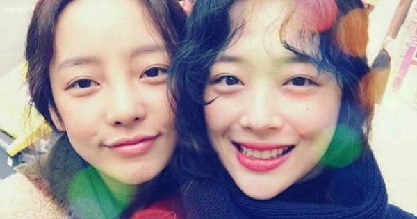 Goo Hara (kiri) dan Sulli (kanan).