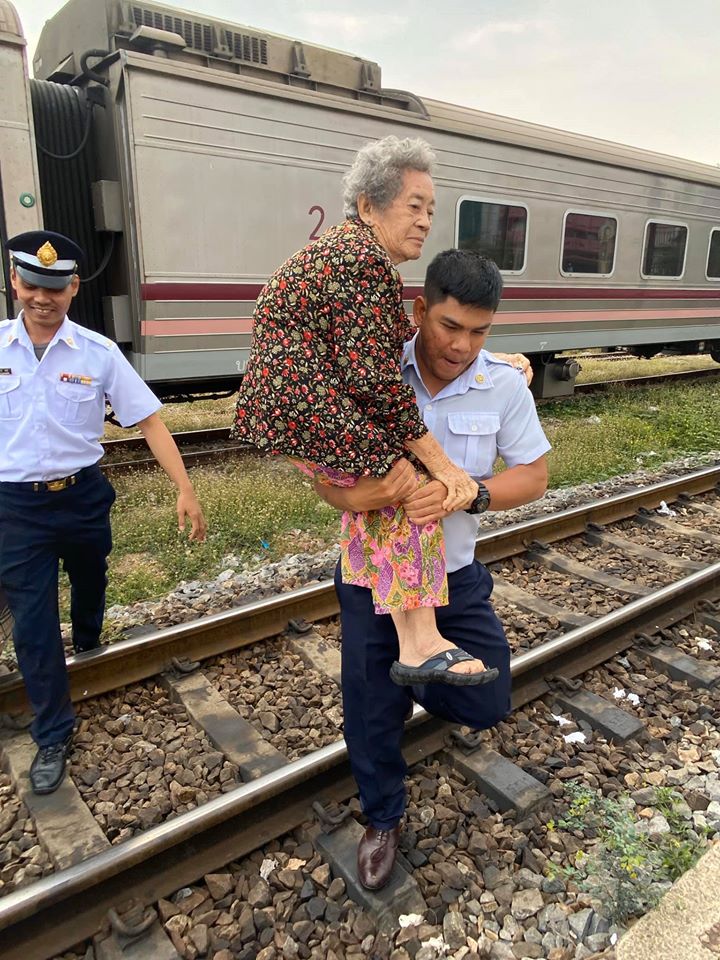 Woman Shares How This Kind Train Conductor Helped Her Elderly Mother