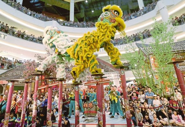 The Khuan Loke Dragon and Lion Dance troupe performing at Mid Valley Megamall.