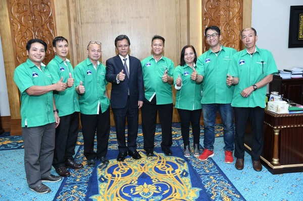 (Fourth and firth from the left) Chief Minister Datuk Seri Mohd Shafie Apdal and Edward Taning.