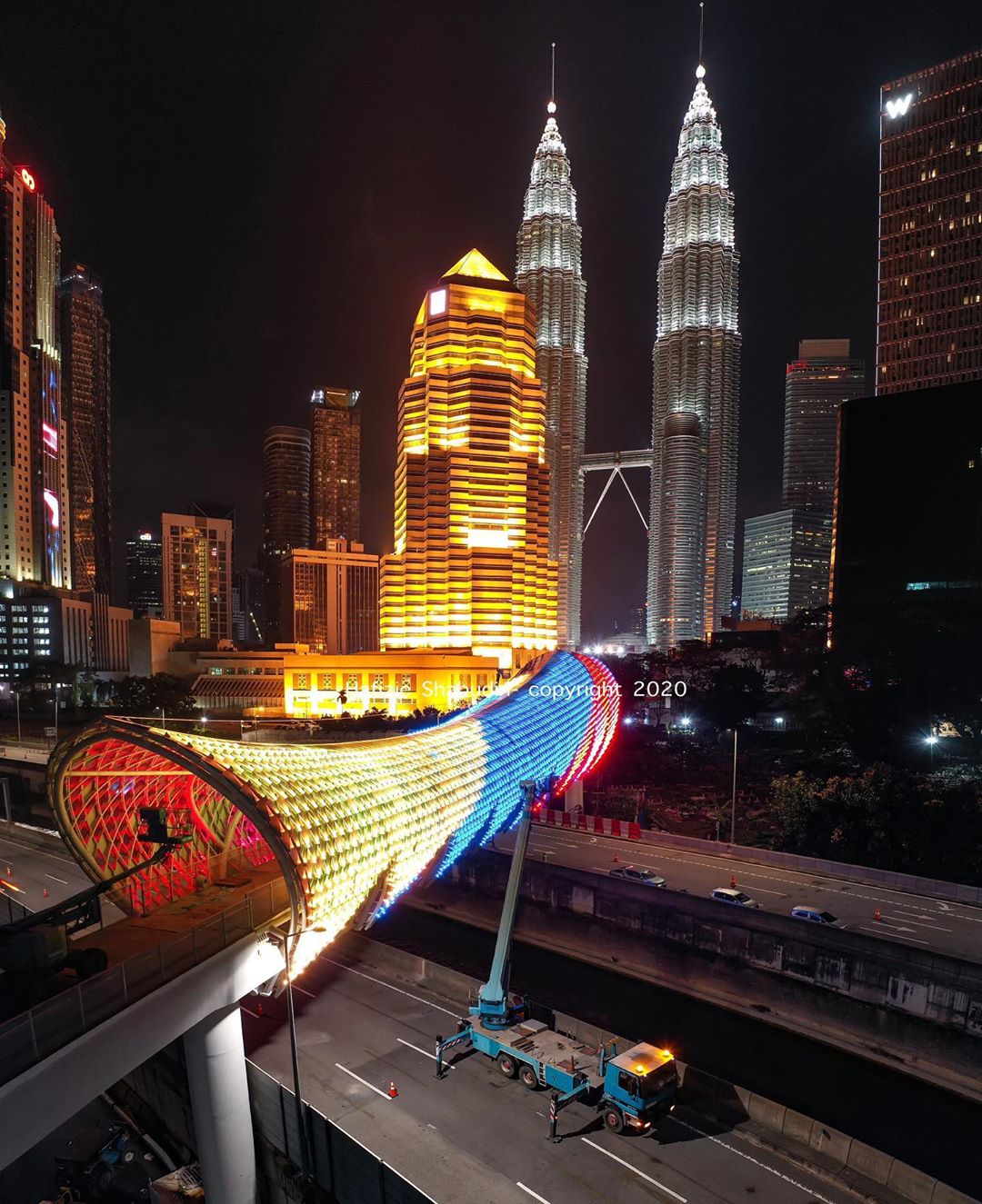 Sebahagian 69 meter Saloma Link dibina merentasi Lebuhraya Bertingkat Ampang-Kuala Lumpur (AKLEH).