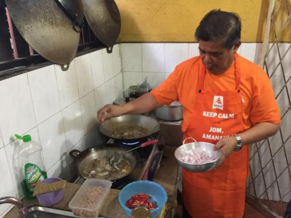 A photo of Defence Minister Mohamad Sabu cooking.