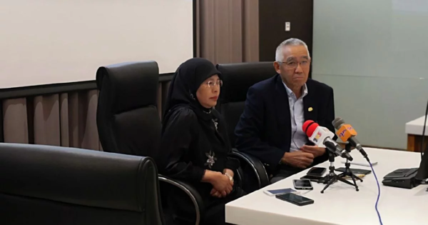 (Left to right) Chief Justice of the Federal Court of Malaysia Tan Sri Tengku Maimun Tuan Mat and Chief Justice of Sabah and Sarawak Tan Sri David Wong in a press conference after witnessing the AI in action at Sabah Court.