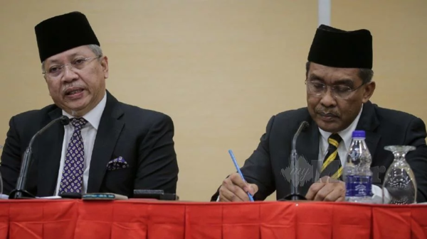 (Left) UMNO secretary-general Tan Sri Annuar Musa.