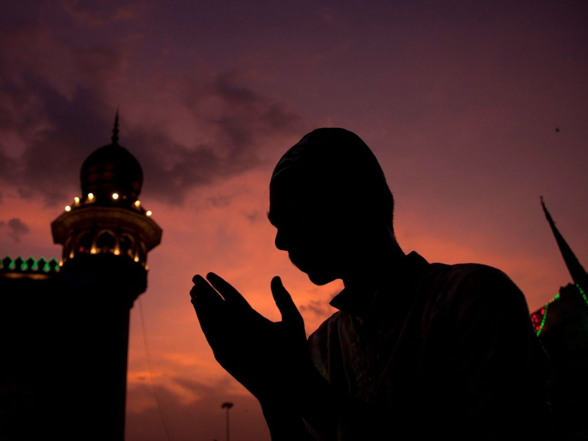 Ночная молитва в рамадан. Мусульманин. Мусульманин молится. Мусульманин у окна. Рамадан Эстетика.