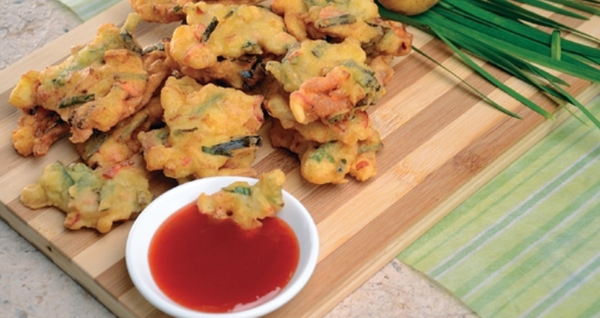 Antara menu popular minum petang, cucur.