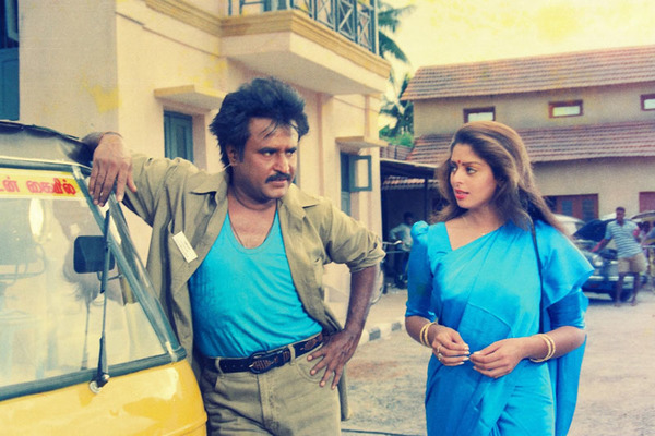 Rajinikanth (kiri) dalam filem Baasha.