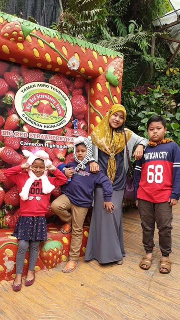 Gambar pada tahun 2019 bersama anak-anak di lokasi yang sama.