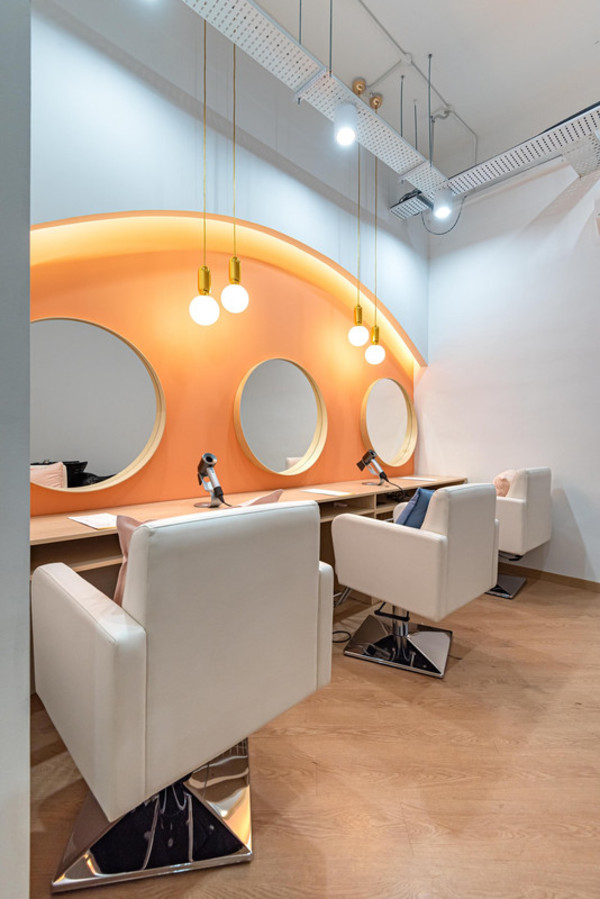 A private room with its own hair washing basin is also available for women who wear hijabs.