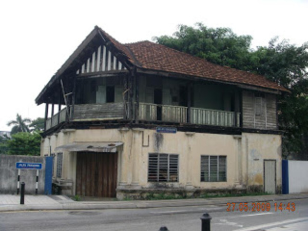 An image of the rundown building in 2009.