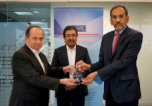 Datuk Seri Johari Abdul Ghani (middle) receiving the award from MSWG chief executive officer Devanesan Evanson (right).