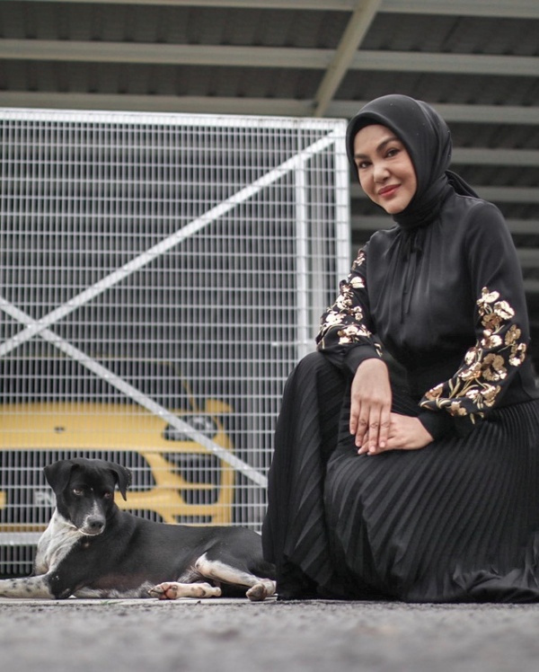 Umie Aida bergambar bersama 'Blacky', anjingnya yang dijaga sejak 2 tahun lalu.