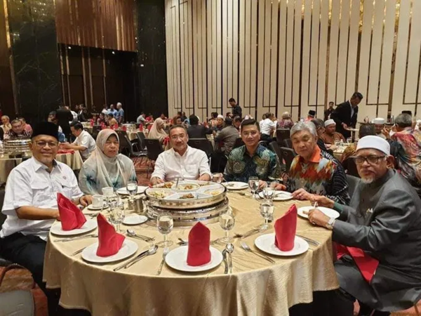 A photo showing Azmin joining UMNO and PAS leaders for dinner in Sheraton Petaling Jaya Hotel in February 2020.