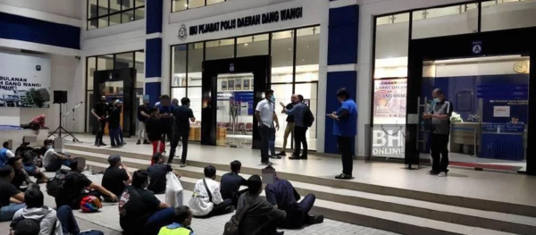 A photo showing the arrested suspects being held at Dang Wangi District Police Headquarters.