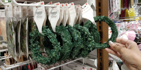 How cute are these teeny tiny wreaths!?